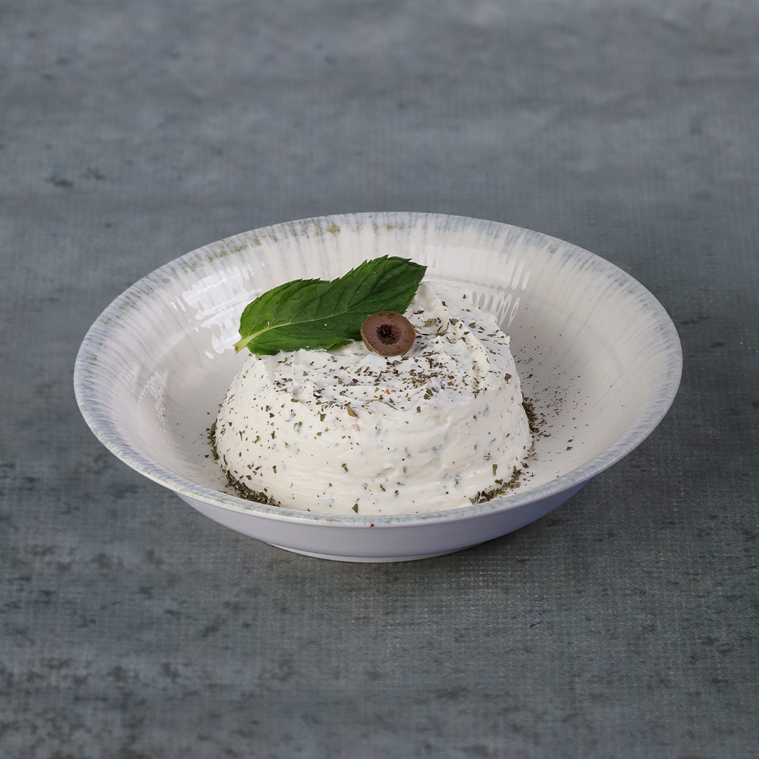 Labneh bi toum